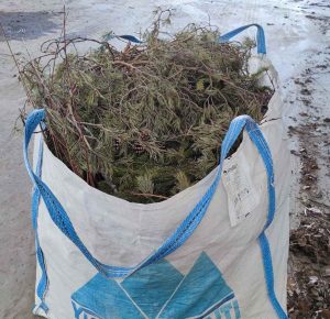 Valmis risu- ja runkokuorma suursäkissä noudettavaksi pihasta