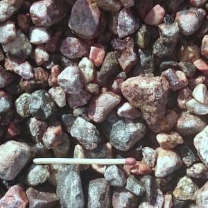 luonnollinen singeli 8–16 mm sekaväri pihan polulla ja istutusalueiden pinnassa